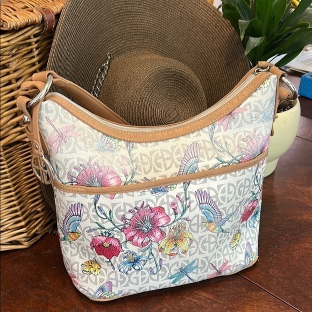 Giani Bernini floral designer shoulder bag….. lightly used….